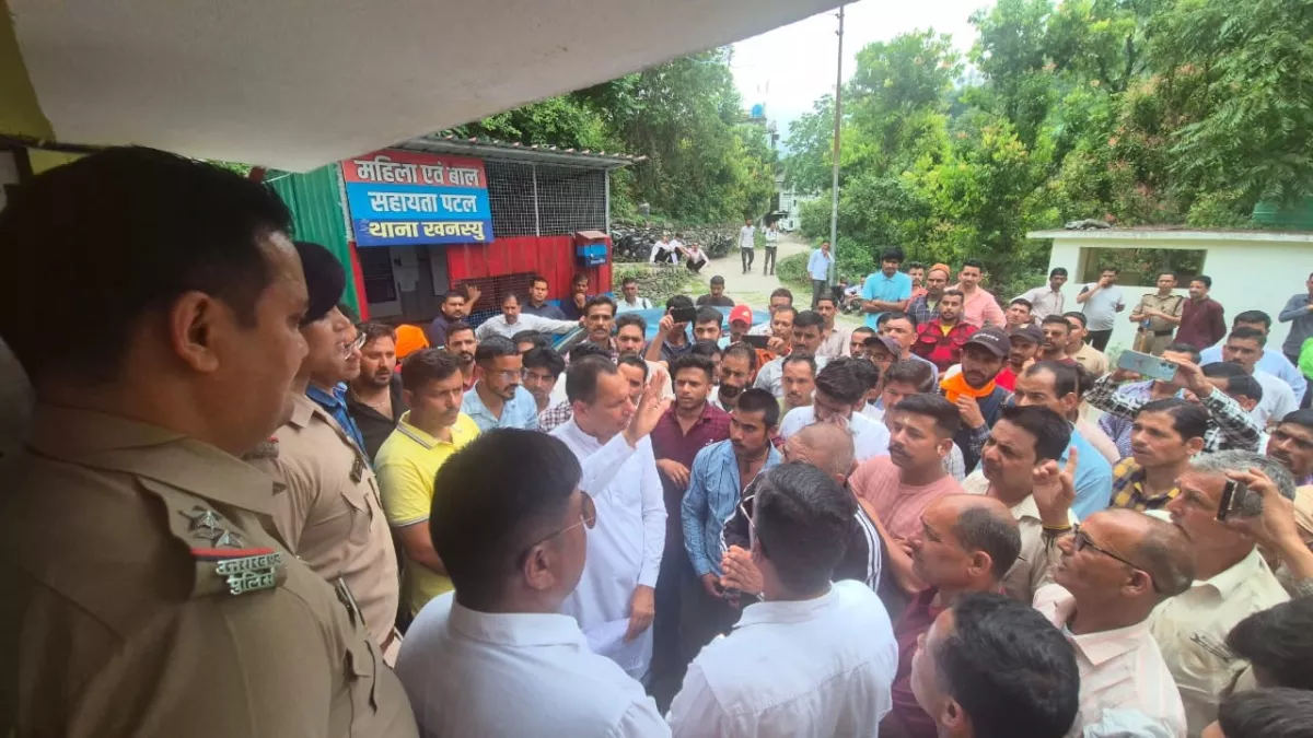 Nainital News: युवक की मौत के खुलासे को लेकर ग्रामीणों का थाने में प्रदर्शन, आईजी कुमाऊं को भेजा ज्ञापन
