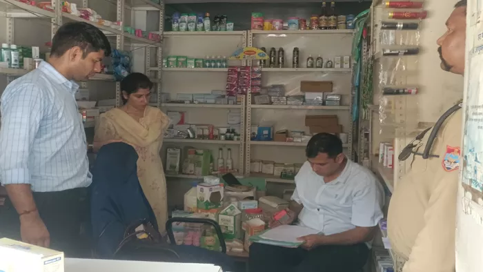 बुधवार को संयुक्त टीम के साथ मेडिकल स्टोर का निरीक्षण करते वरिष्ठ औषधि निरीक्षक नीरज कुमार। जागरण