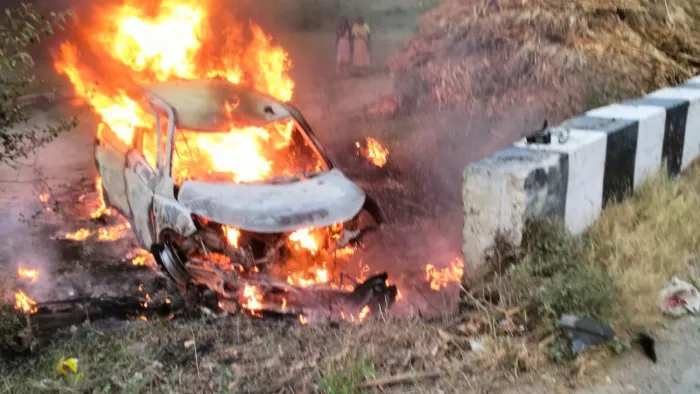Bulandshahr News: पुलिया से टकराने के बाद कार में लगी आग। वीडियो ग्रैब।