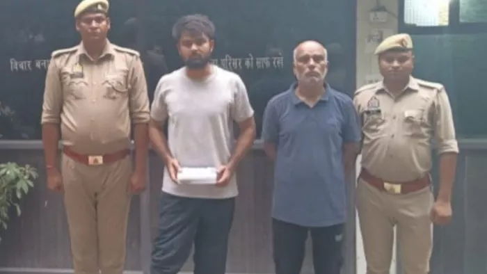 पुलिस द्वारा गिरफ्तार किया गया हत्या का आरोपित प्रशांत व उसके पिता पवन।