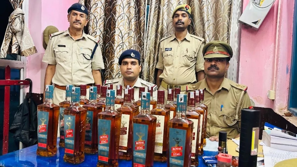 महानंदा एक्सप्रेस के बाथरूम से 17 लीटर शराब बरामद, गाजीपुर में विशेष ठहराव लेकर पकड़ी गई शराब; मचा हड़कंप