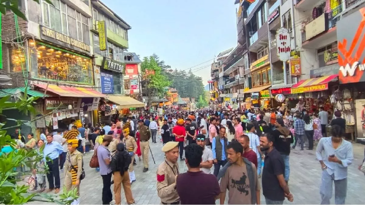 मौसम के साथ-साथ मनाली में टूरिज्म भी ठंडा, कम हुई पर्यटकों की आमद; अब वीकेंड से उम्मीद