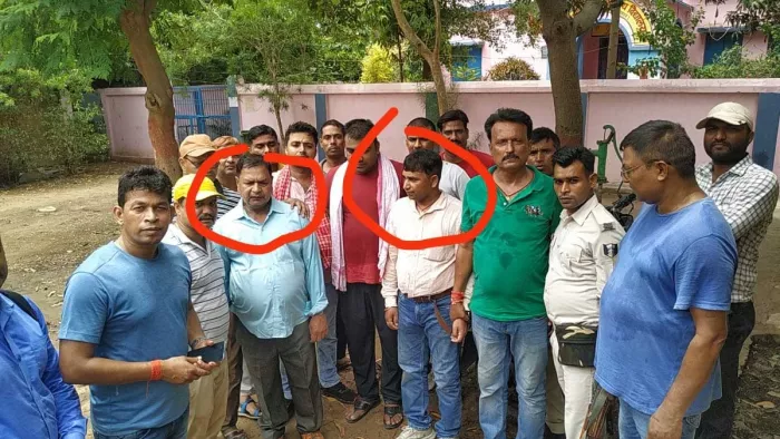 निगरानी द्वारा दबोचे गए घूसखोर (लाल घेरे में)। सौः विभाग।