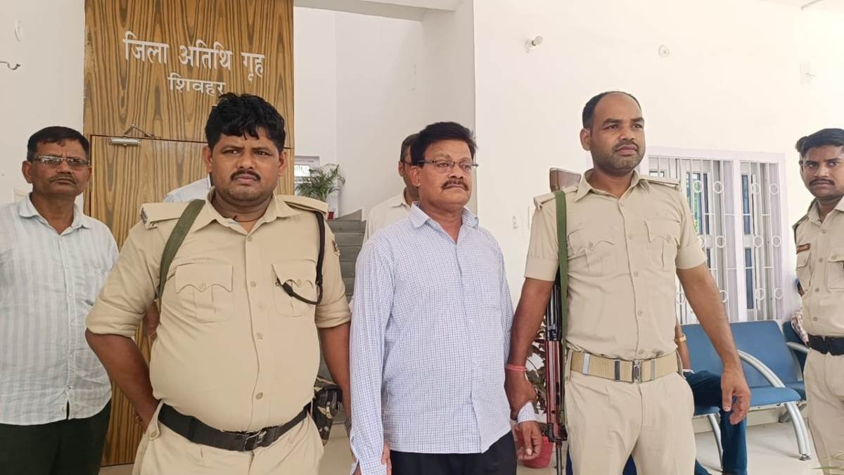 https://www.jagranimages.com/images/newimg/18062025/18_06_2025-sheohar_bribe_23967090.jpg