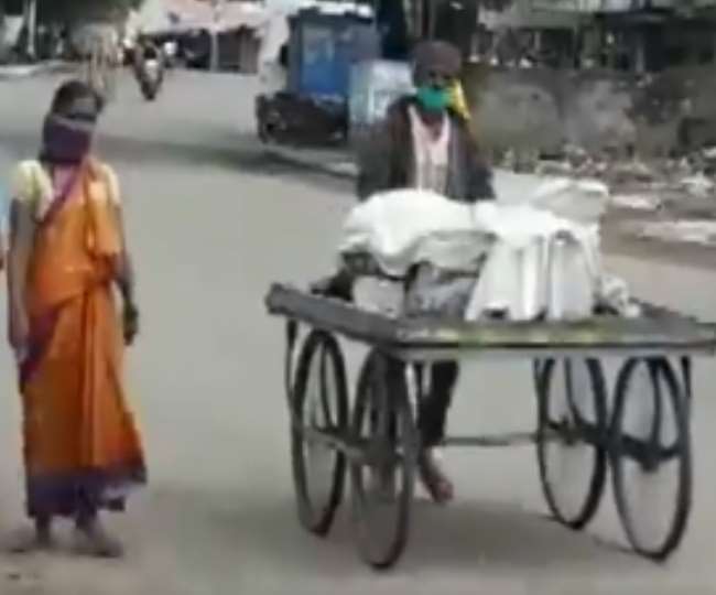 Video : कोरोना की दहशत, किसी ने नहीं दिया कंधा, ठेले पर ले जाकर करना पड़ा अंतिम संस्कार - दैनिक जागरण (Dainik Jagran)