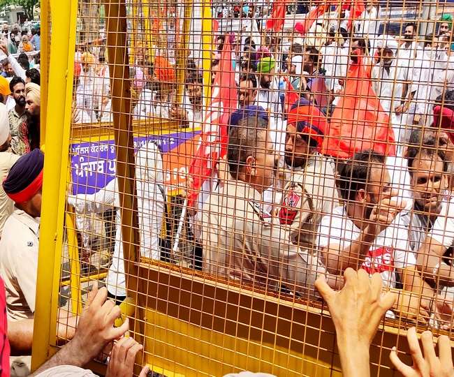 Employees and pensioners surround