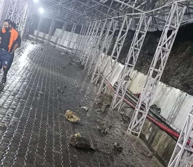 VaishnoDevi Yatra खराब मौसम के कारण वैष्णो देवी के भक्तों के लिए