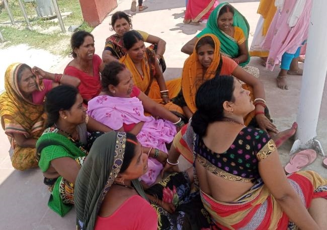 VAISHALI: गंडक नदी में नहाते समय तेज बहाव में बह गए तीन किशोर, दो को बचाया, एक लापता VAISHALI: गंडक नदी में नहाते समय तेज बहाव में बह गए तीन किशोर, दो को बचाया, एक लापता
