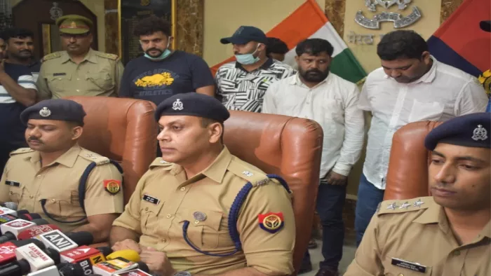 मेरठ में कैसीनो पर हुई छापेमारी की जानकारी देते पुलिस अधिकारी