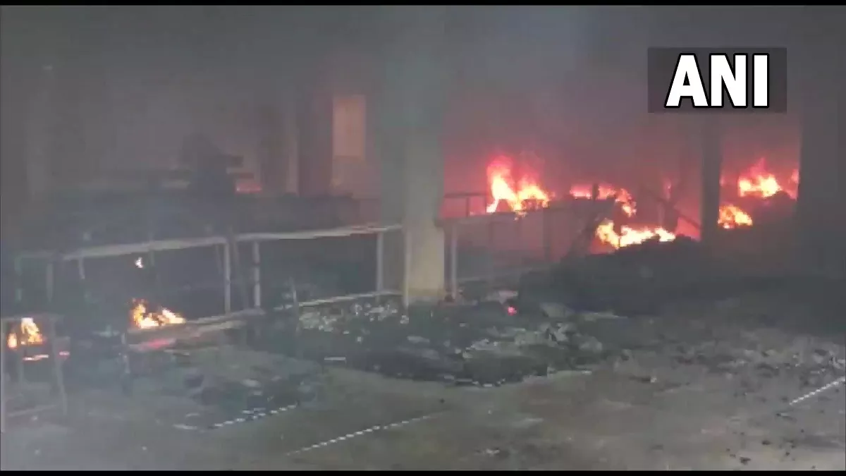 Visakhapatnam Fire Incident: आंध्र प्रदेश के विशाखापत्तनम स्थित कपड़ा गोदाम में लगी आग, करोड़ों का माल जलकर राख