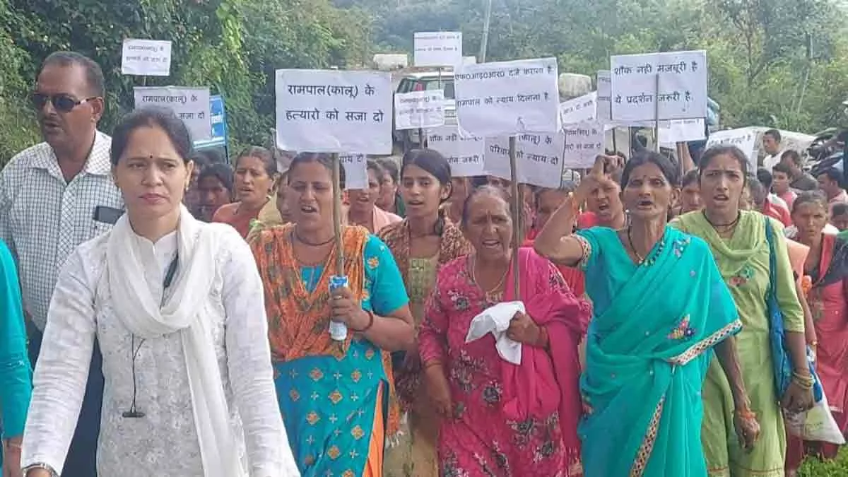 Uttarakhand Crime News: दो हफ्ते बाद भी पुलिस ने नहीं दर्ज किया मुकदमा,  आक्रोशित ग्रामीणों ने घेरा रिखणीखाल थाना - uttarakhand crime news angry  villagers protest on rikhnikhal ...
