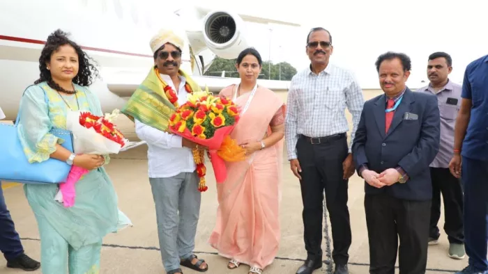 विपक्षी दलों की बैठक में भाग लेने बेंगलुरु पहुंचे हेमंत सोरेन। जागरण फोटो