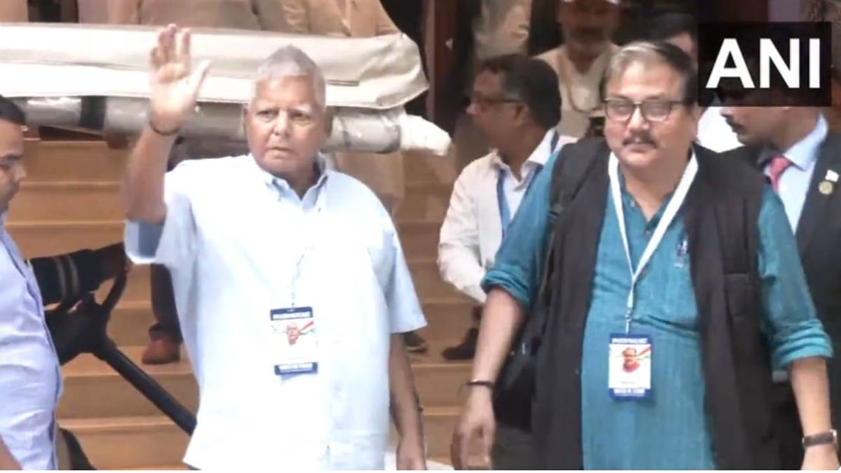 rjd chief lalu prasad yadav and others reach for joint opposition meeting in bengaluru