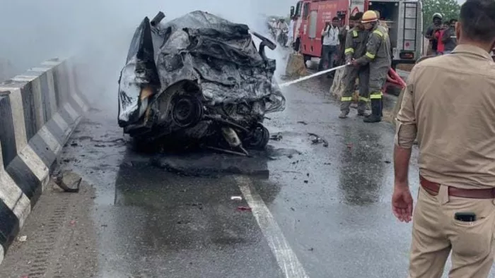 Saharanpur News: देहरादून अंबाला हाईवे पर ट्रक कार की टक्कर, कार में लगी आग ...चार लोगो की जिंदा जलकर मौत