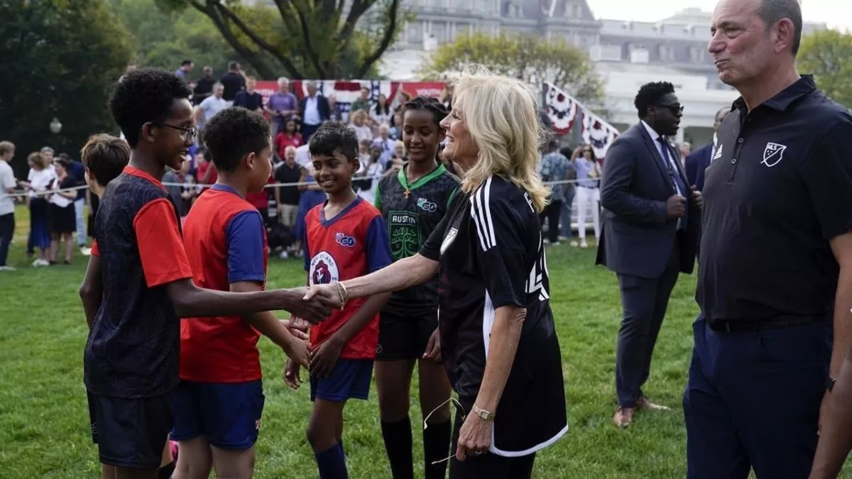 US  News: खेल का महत्व बताने के लिए जो बाइडन की पहल, व्हाइट हाउस के लॉन को बनाया बच्चों का फुटबॉल ग्राउंड