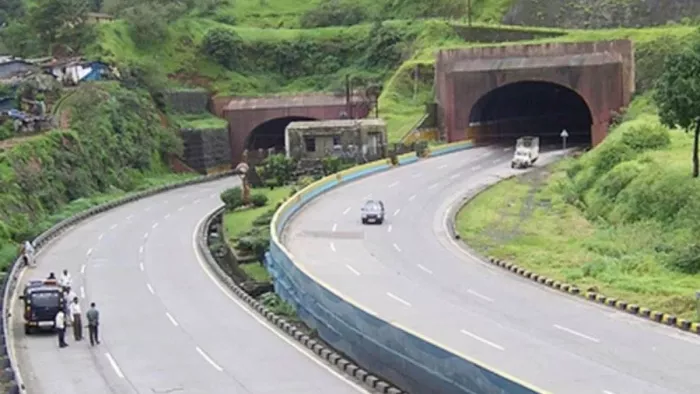 Mumbai-Pune Expressway देश का सबसे महंगा एक्सप्रेस वे है। कितना लगता है Toll Tax, जानें डिटेल।