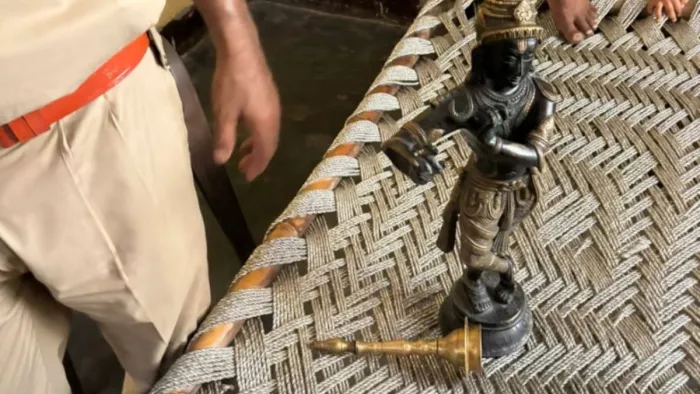 महिलाओं को झाड़ियों में मिली धातु की श्री कृष्ण की मूर्ति।