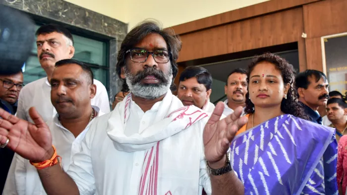 पत्नी कल्पना सोरेन के साथ झारखंड के CM हेमंत सोरेन (फाइल फोटो- ANI)