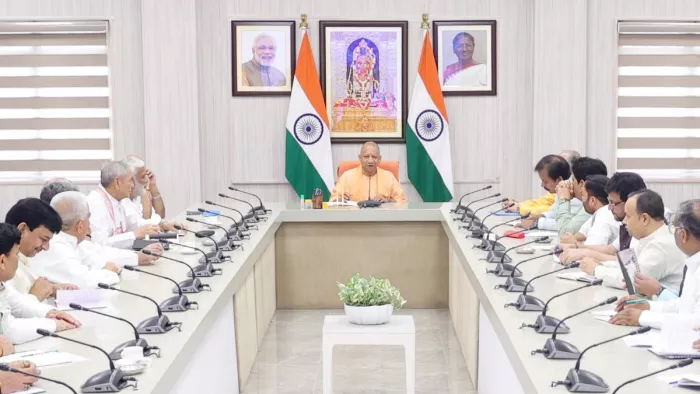 लखनऊ: बुधवार को अपने सरकारी आवास पर मंत्रिगण के साथ बैठक करते मुख्यमंत्री योगी आदित्यनाथ। सूचना विभाग