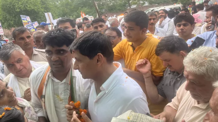 हरियाणा मांगे हिसाब पदयात्रा में बोलते रोहतक सांसद दीपेंद्र हुड्डा।