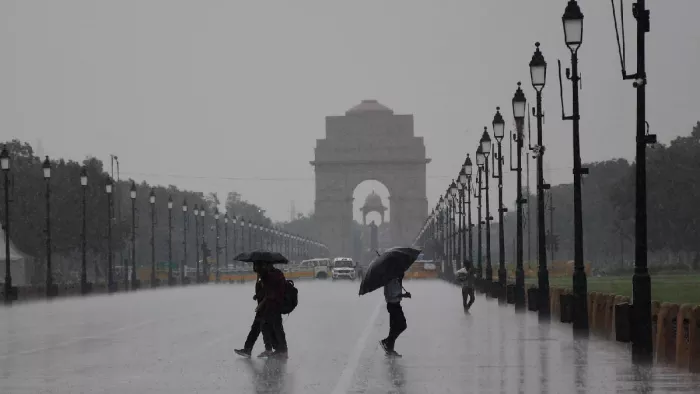 Delhi Weather Update: उमस के बीच आज लोगों ने ली राहत की सांस।