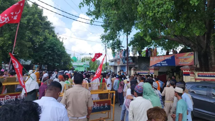 सैय्यदवाड़ा के पास मुहर्रम के जुलूस में मातम करते लोग . जागरण