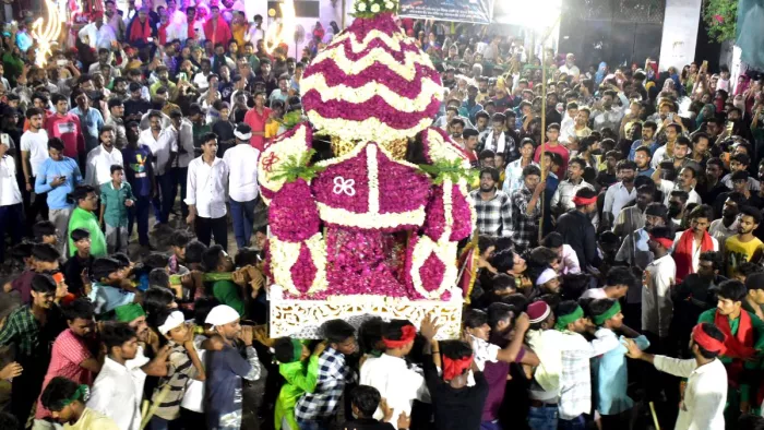 लखनऊ के बड़े इमामबाड़े में मुहर्रम के महीने के दौरान धार्मिक जुलूस में हिस्सा लेते शिया मुस्लिम श्रद्धालु।फोटोः एएनआई।
