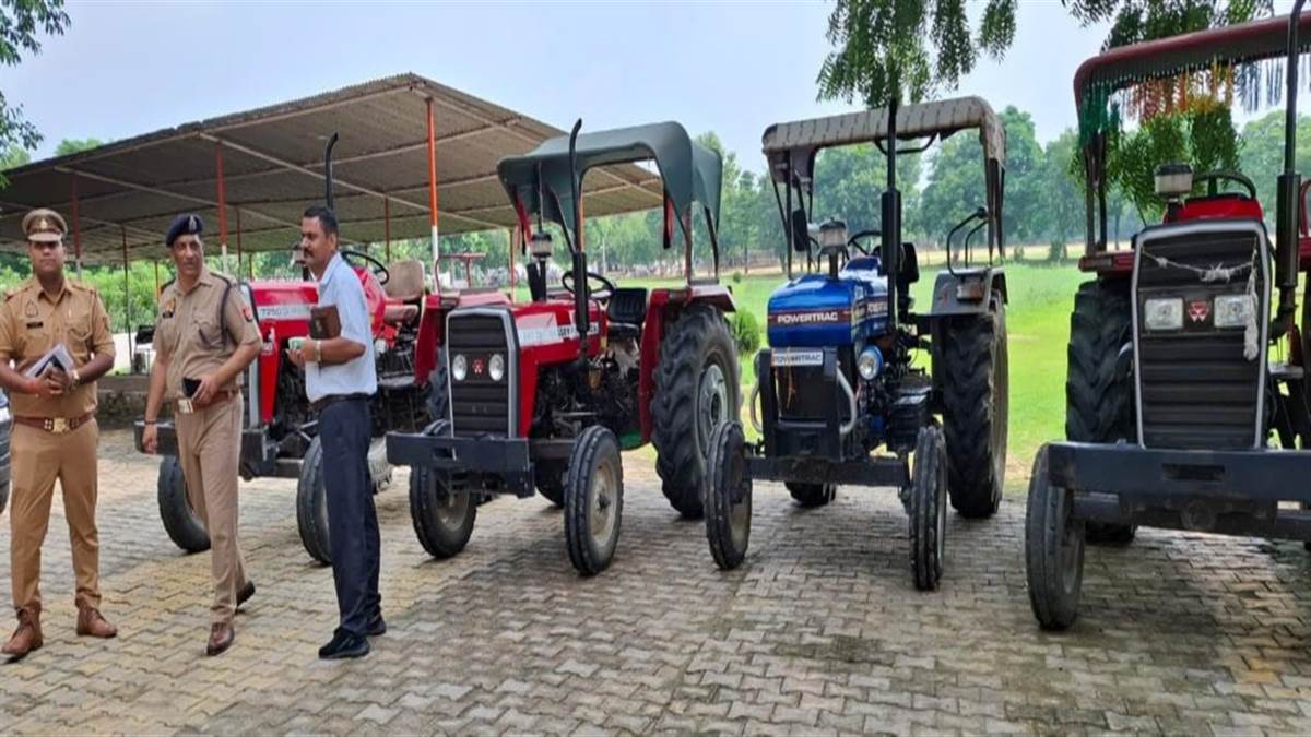 mainpuri police arrests thief with stolen tractors