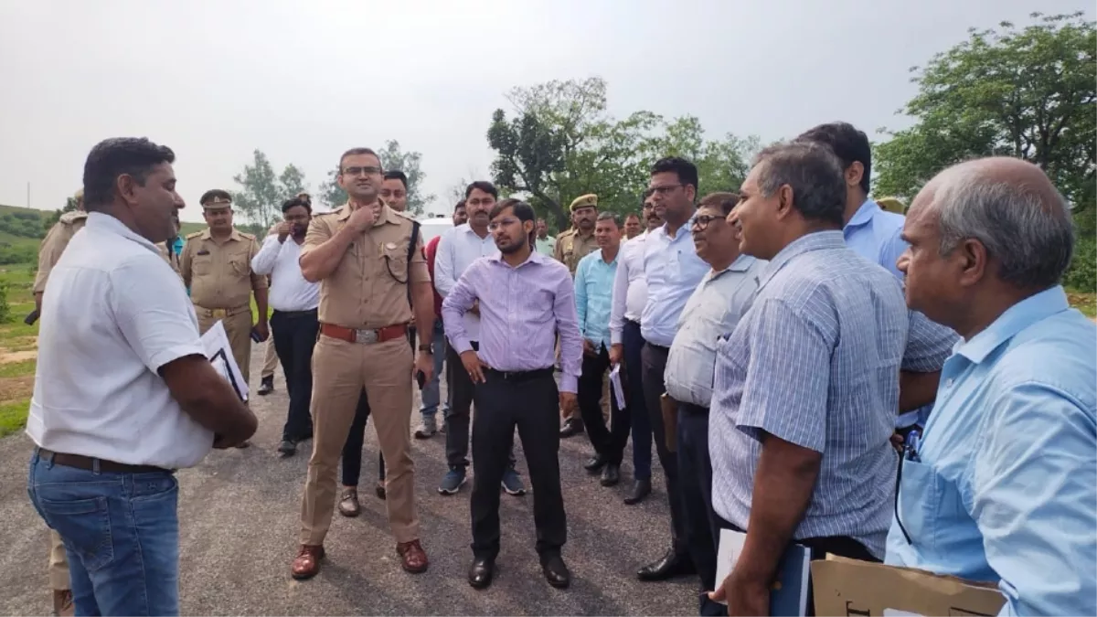 UP Land Inspection: डीएम ने सौर ऊर्जा प्लांट के लिए देखी जमीन, यूपी के 10 गांवों से ली जा सकती है भूमि