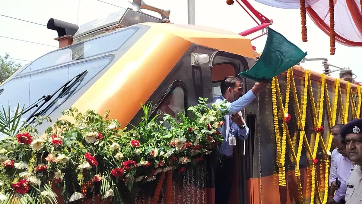 राजेन्द्र नगर टर्मिनल से अमृत भारत एक्सप्रेस दिल्ली रवाना, एक झलक देखने के लिए उमड़ी भीड़