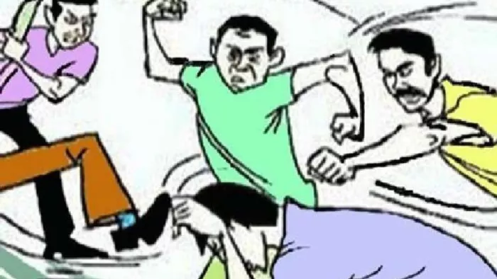 मामूली बात को लेकर भिड़े दो पक्ष, दो तरफ चले ईंट और पत्थर।