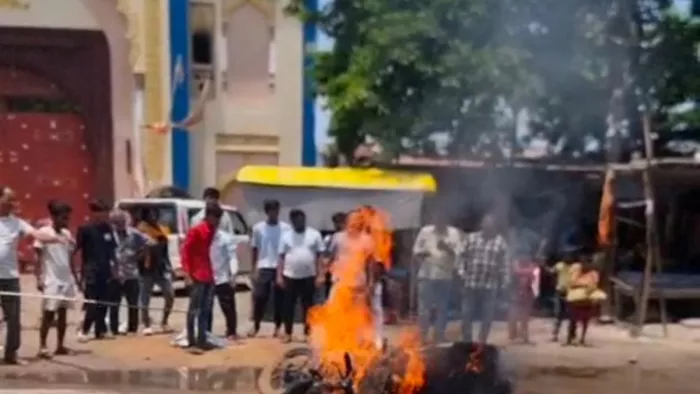 चलती मोटरसाइकिल में लगी आग, चालक युवक ने कूदकर बचाई जान