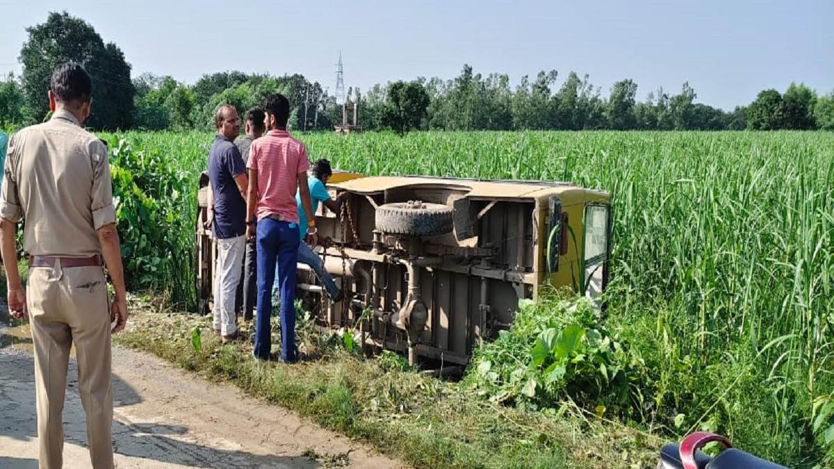 bijnor news school bus accident in bijnor 10 children injured