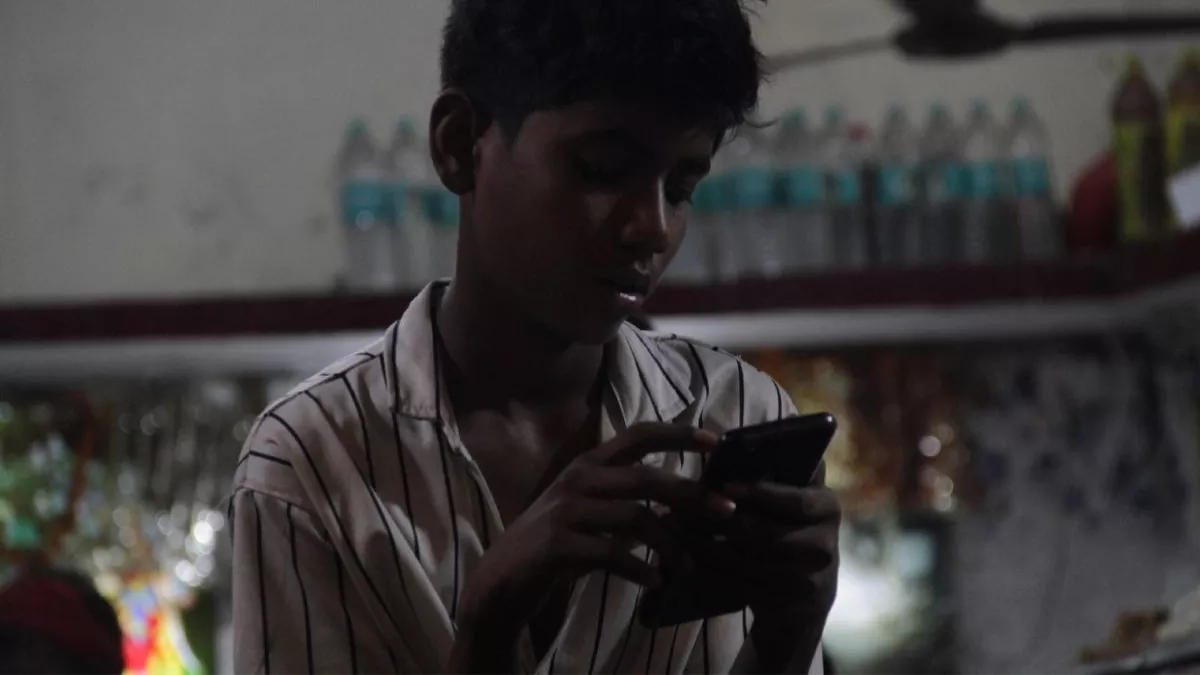 Mobile Addiction: ज्यादा स्क्रीन टाइम बच्चों को बना रहा मायोपिया का शिकार, इन बातों का रखें विशेष ध्यान