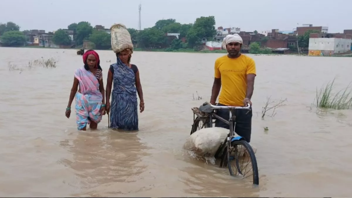 गाजीपुर में खतरे के निशान से महज 0.885 मीटर दूर गंगा, कटान से बच्छलपुर गांव को खतरा; दहशत में लोग
