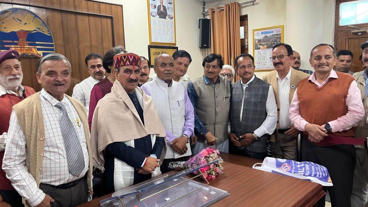 pensioners met cm sukhu raised the demand for early release of da installment