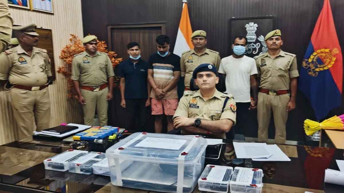 UP Crime : हरदोई से हैक की गई सीआरएस आईडी, कुशीनगर से जारी हो रहे थे फर्जी जन्म और मृत्यु प्रमाण; दो गिरफ्तार