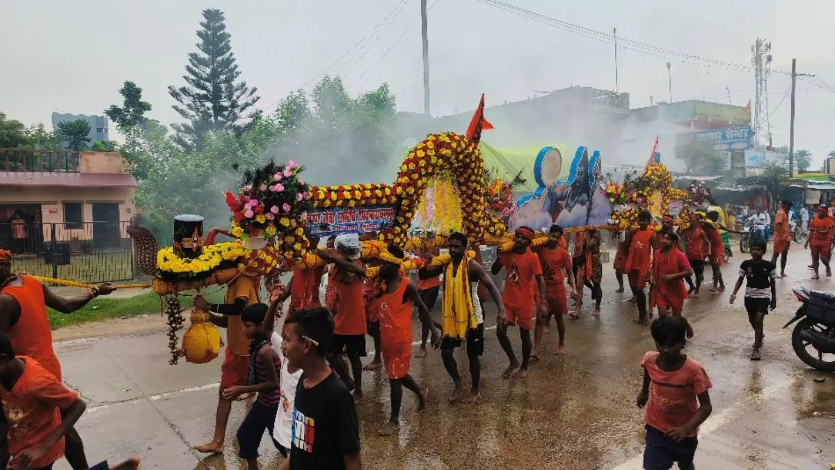 Banka News: 113 सालों से चली आ रहीं कांवड़ यात्रा, 180 शिवभक्त लेकर चल रहे  71 और 51 फीट की कांवर - Kanwar Yatra has been going on since 113 180 Shiv