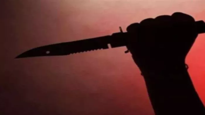 महिला के पति ने प्रेमी की चाकू से गोदकर की हत्या, बचने को खुद भी मारे चाकू।