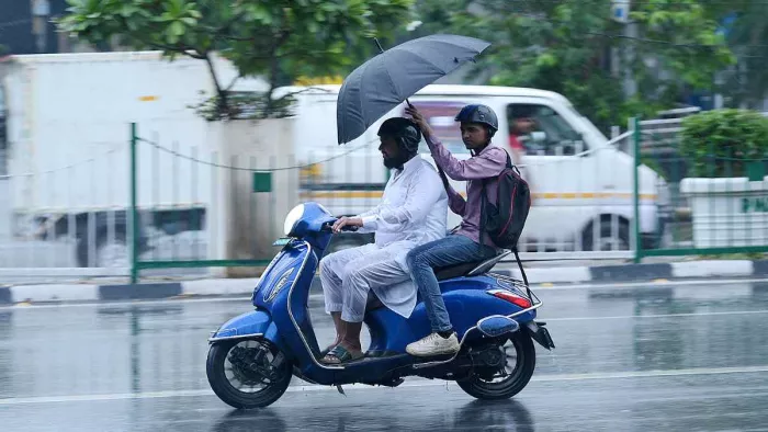 दिल्ली के कई इलाकों में हुई हल्की वर्षा।