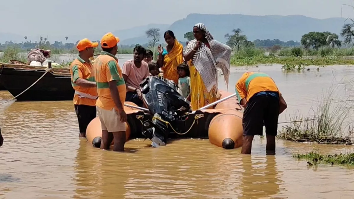 रोहतास में सोन नदी डीला में फंसे हुए लोगों को 60 घंटे बाद किया गया रेस्क्यू, दिन और रात लोगों ने जागकर बिताएं