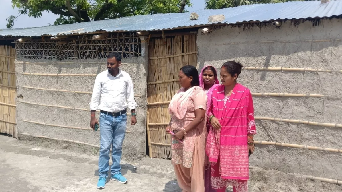 Bihar: हड़बड़ी में चिट्ठी पढ़ प्रधानाध्यापिका ने कर दी छुट्टी, शिक्षकों ने ताला तोड़ किया टाइमपास