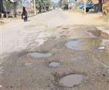 मुरादाबाद की सड़कों के गड्ढे दे रहे दर्द, शहर में कमर के दर्द के बढ़े मरीज।