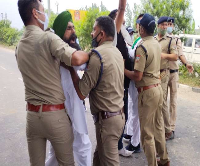 इस दौरान पुलिस और किसान के बीच धक्का मुक्की भी हुई।