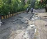 मुरादाबाद में लेडीज क्लब से फव्वारा चौक तक एक दर्जन से अधिक गहरे गड्ढे।