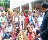 डीपीआरओ के वेतन रोकने से नाराज हैं सफाई कर्मी, अटैचमेंट भी समाप्त होगा।