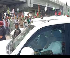 पंजाब में किसानाें की तरफ से नेताओं के घेराव व विराेध करने का सिलसिला जारी है। (जागरण)