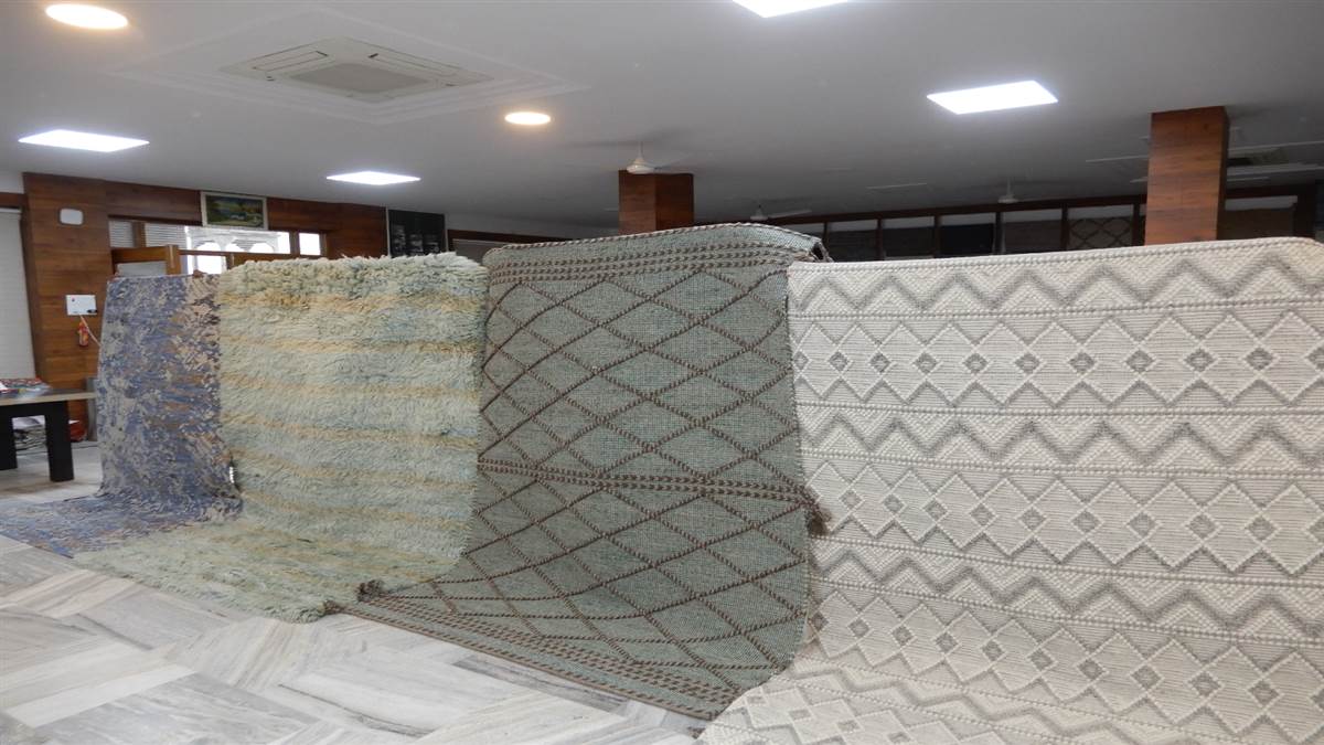 भदोही: सालिमपुर स्थित एक निर्यात प्रतिष्ठान के शोरूम में प्रदर्शन के लिए लगाए गए कालीन उत्पाद।