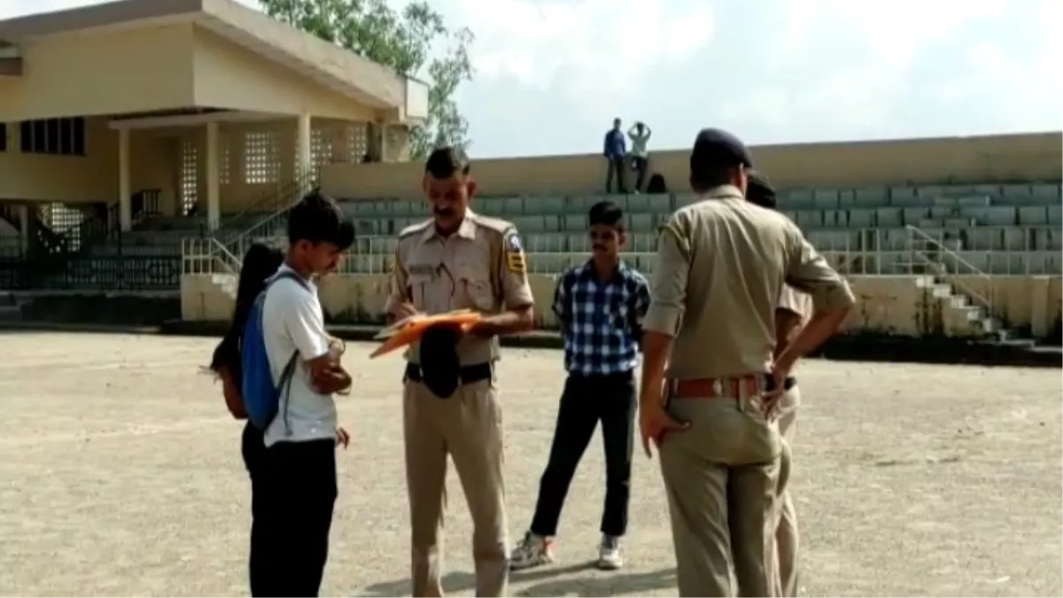 ब्वायज स्कूल हमीरपुर के खेल मैदान से पुलिस ने खदेड़ेे प्रेमी जोड़े