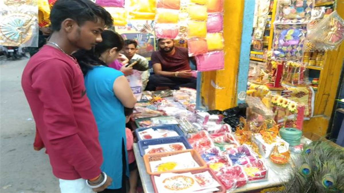 श्रीकृष्ण जन्माष्टमी को लेकर बाजारों में सजी दुकानें